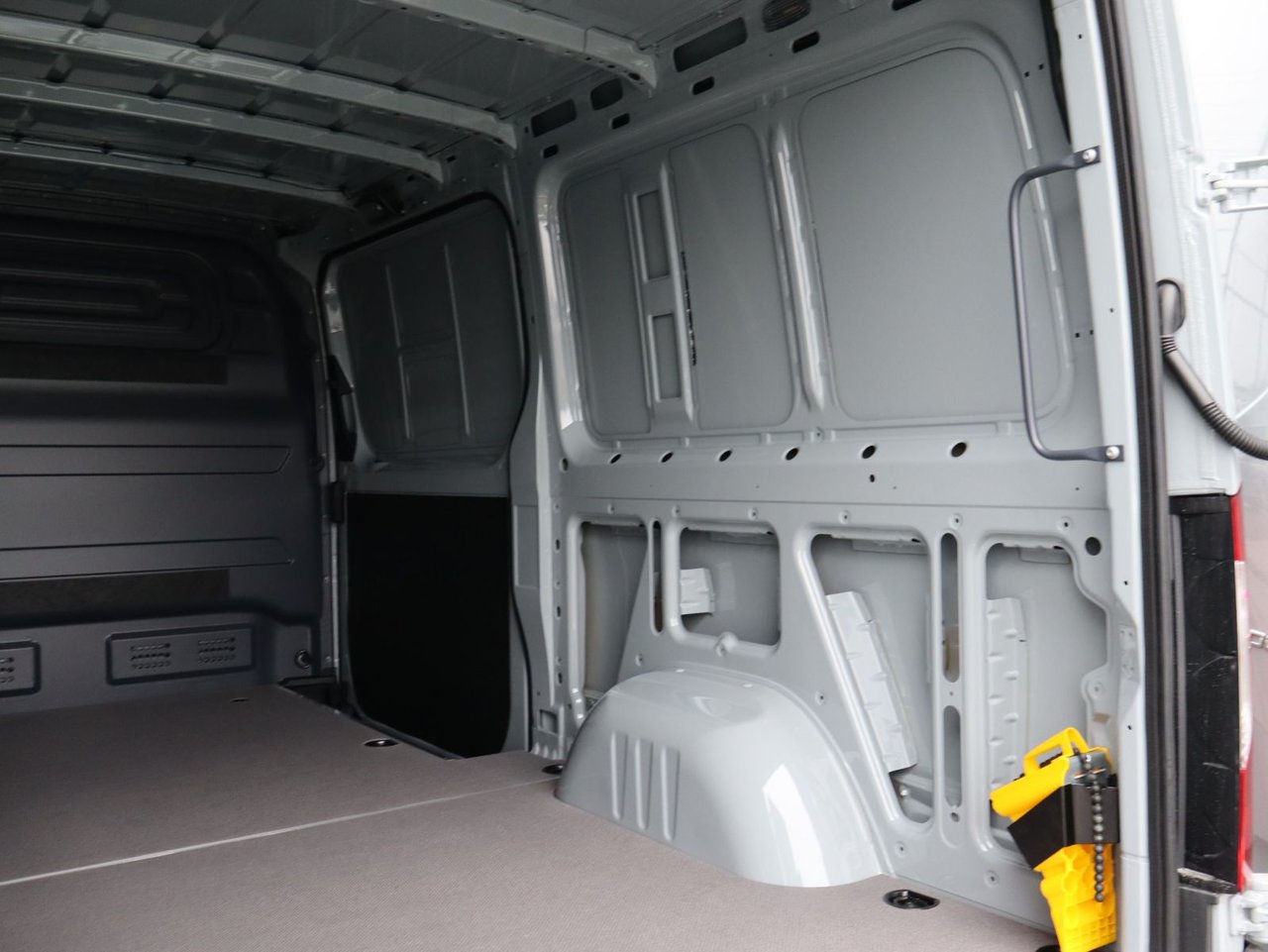 Mercedes-Benz Sprinter 2500 144 Wheelbase Standard Roof RWD 2025 — photo 8