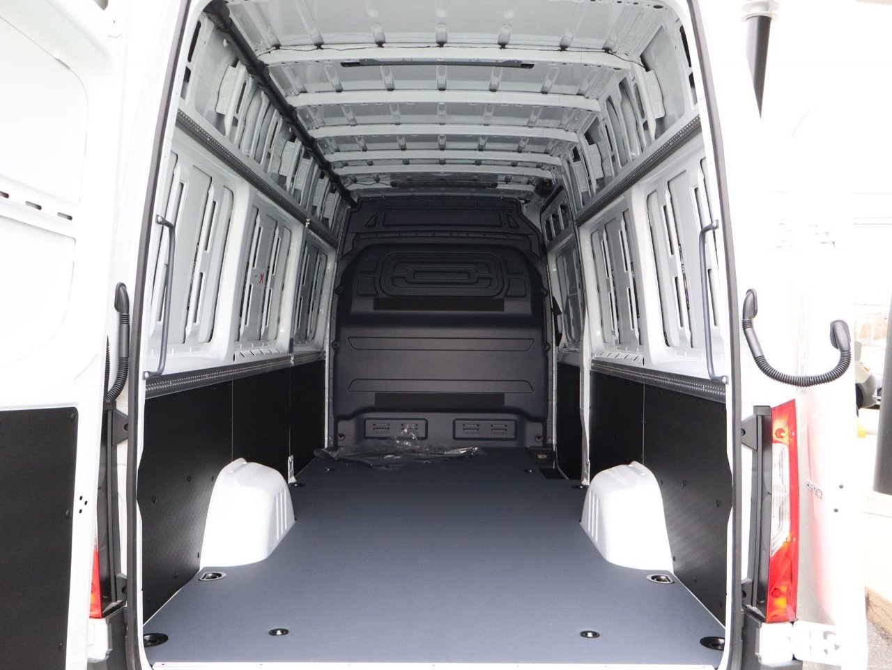 Mercedes-Benz Sprinter 2500 High Roof 2025 — photo 5