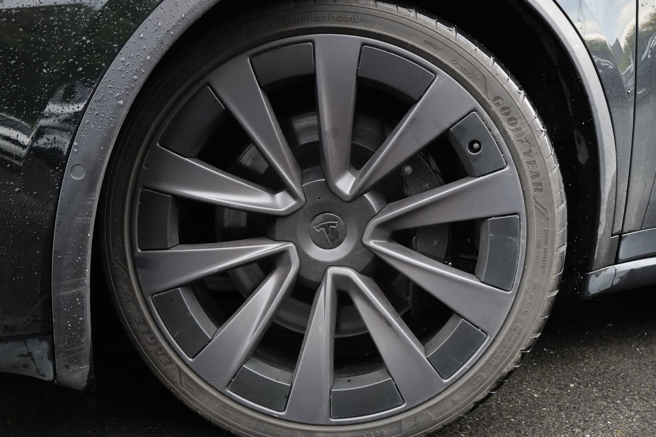 Tesla Model X Plaid 2022 — photo 3