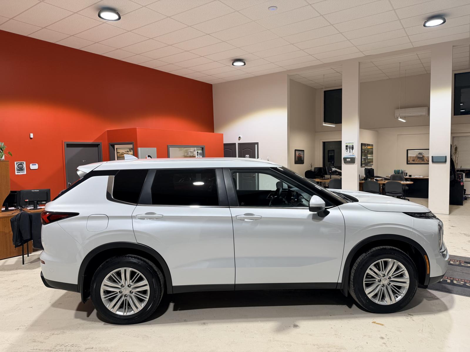 Image 9 Mitsubishi Outlander ES 2024