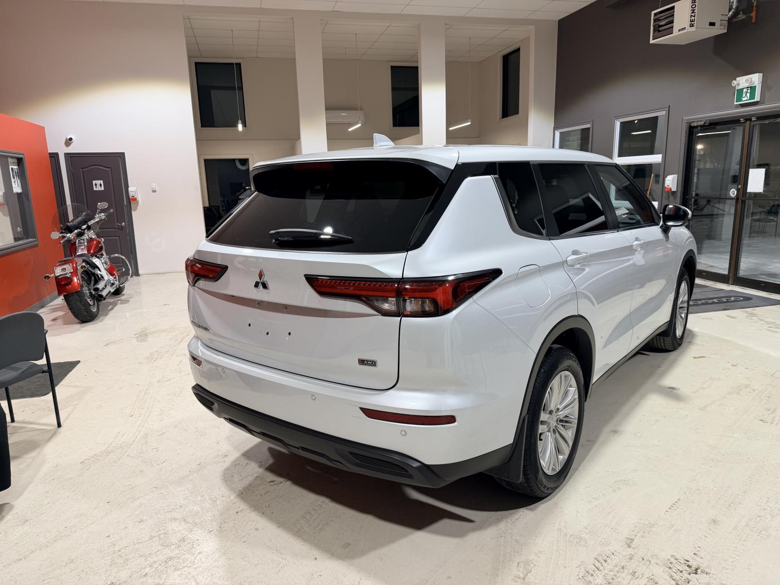 Image 8 Mitsubishi Outlander ES 2024