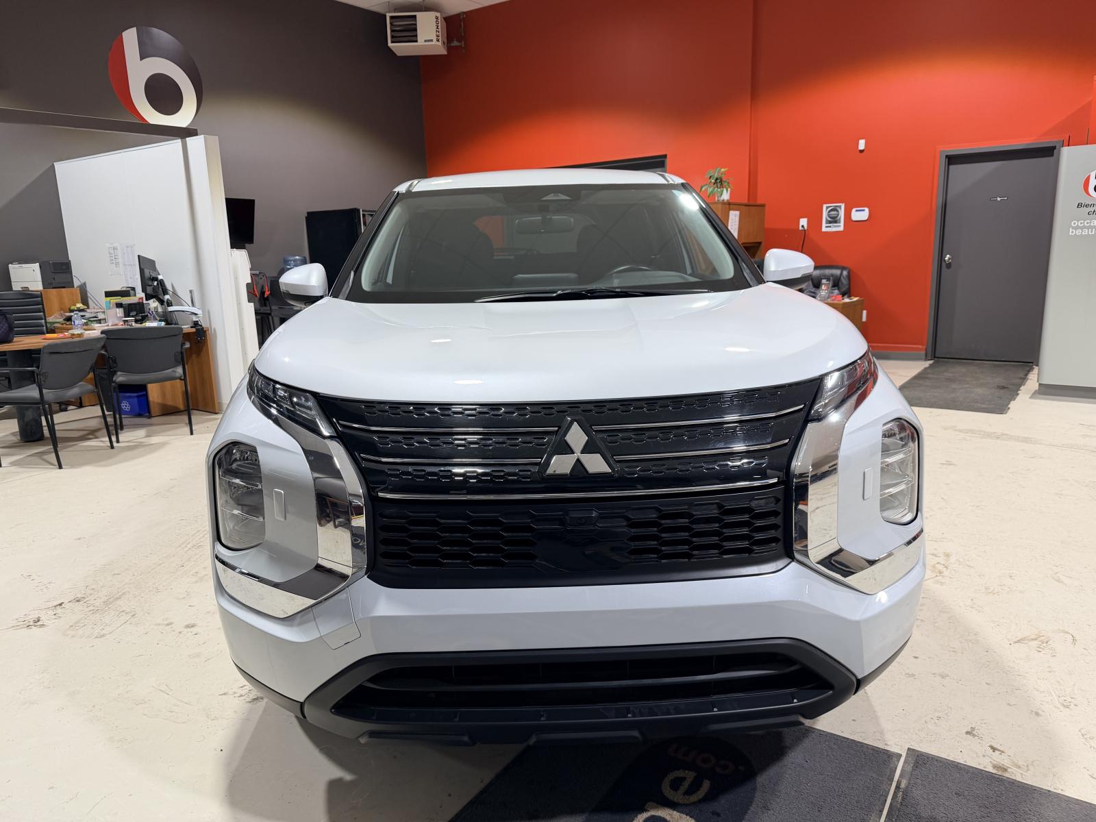 Image 12 Mitsubishi Outlander ES 2024