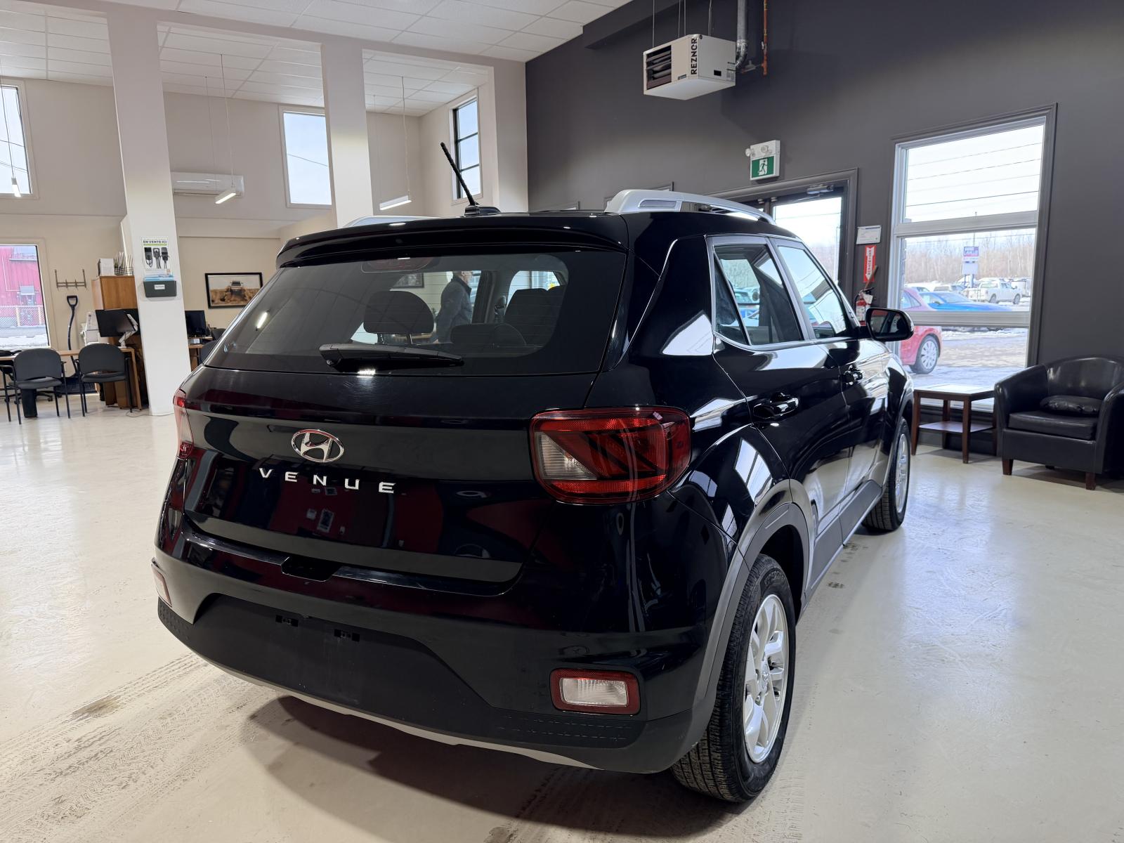 Hyundai Venue Preferred 2023 — photo 8