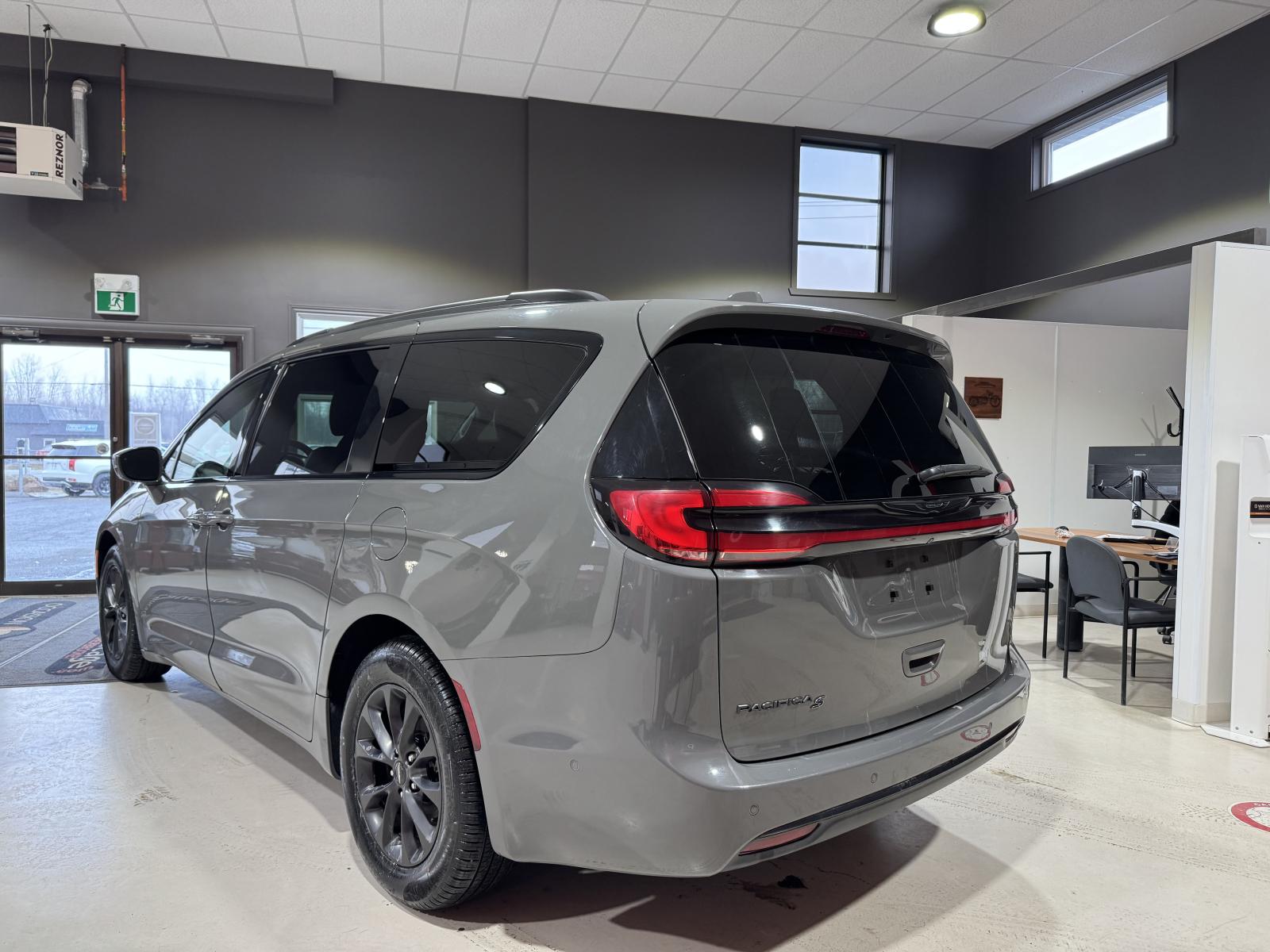 Image 4 Chrysler Pacifica Touring L 2022