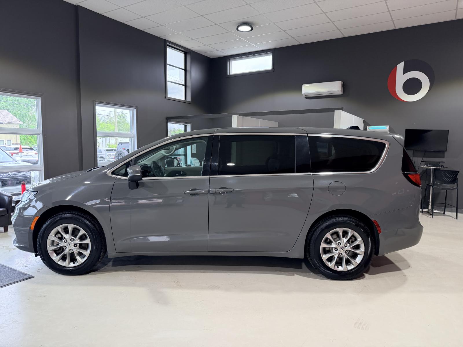 Chrysler Pacifica Touring L 2023 — photo 3