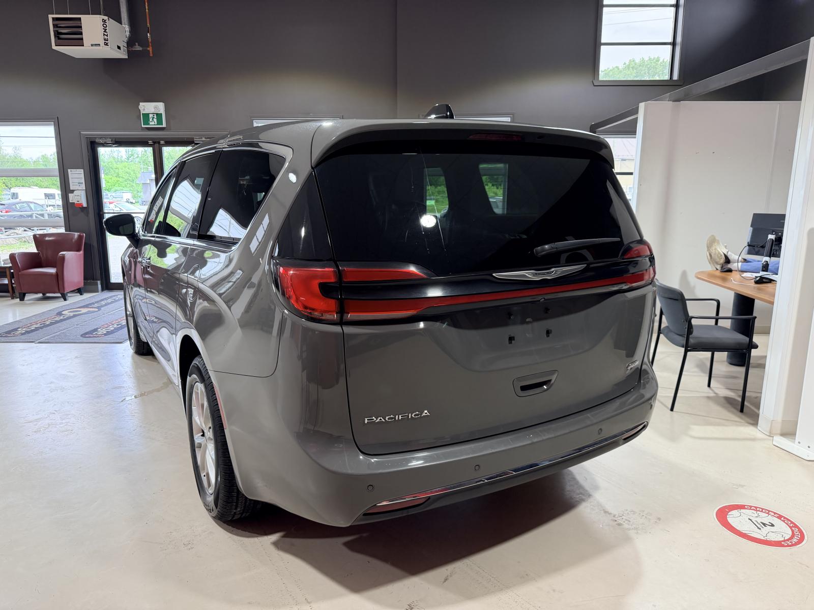 Chrysler Pacifica Touring L 2023 — photo 4