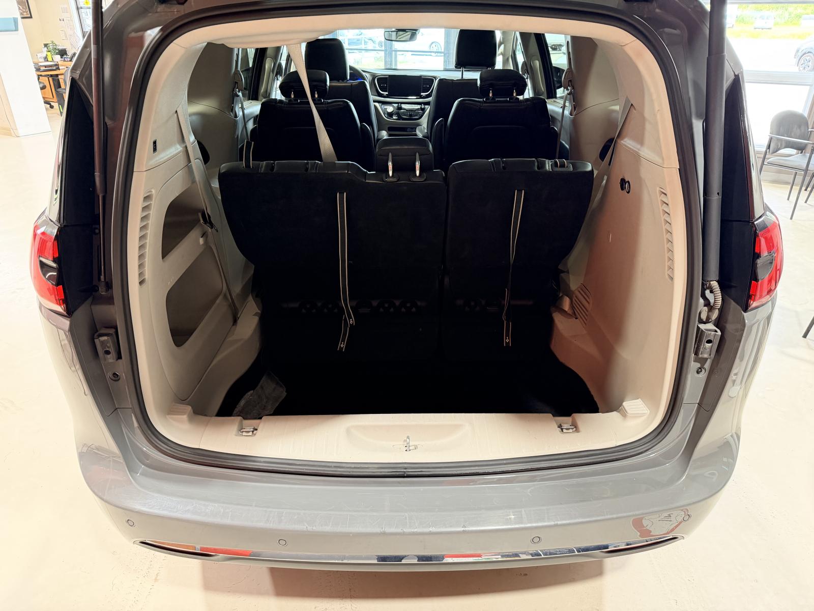 Chrysler Pacifica Touring L 2023 — photo 8