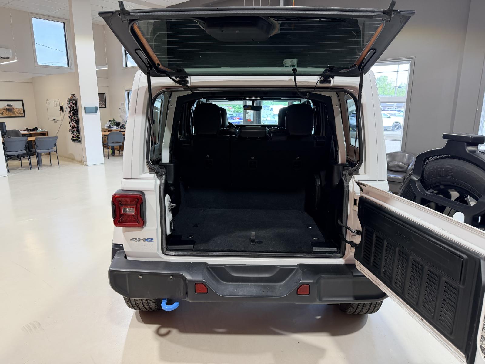 Jeep Wrangler 4xe Unlimited Sahara 2022 — photo 7
