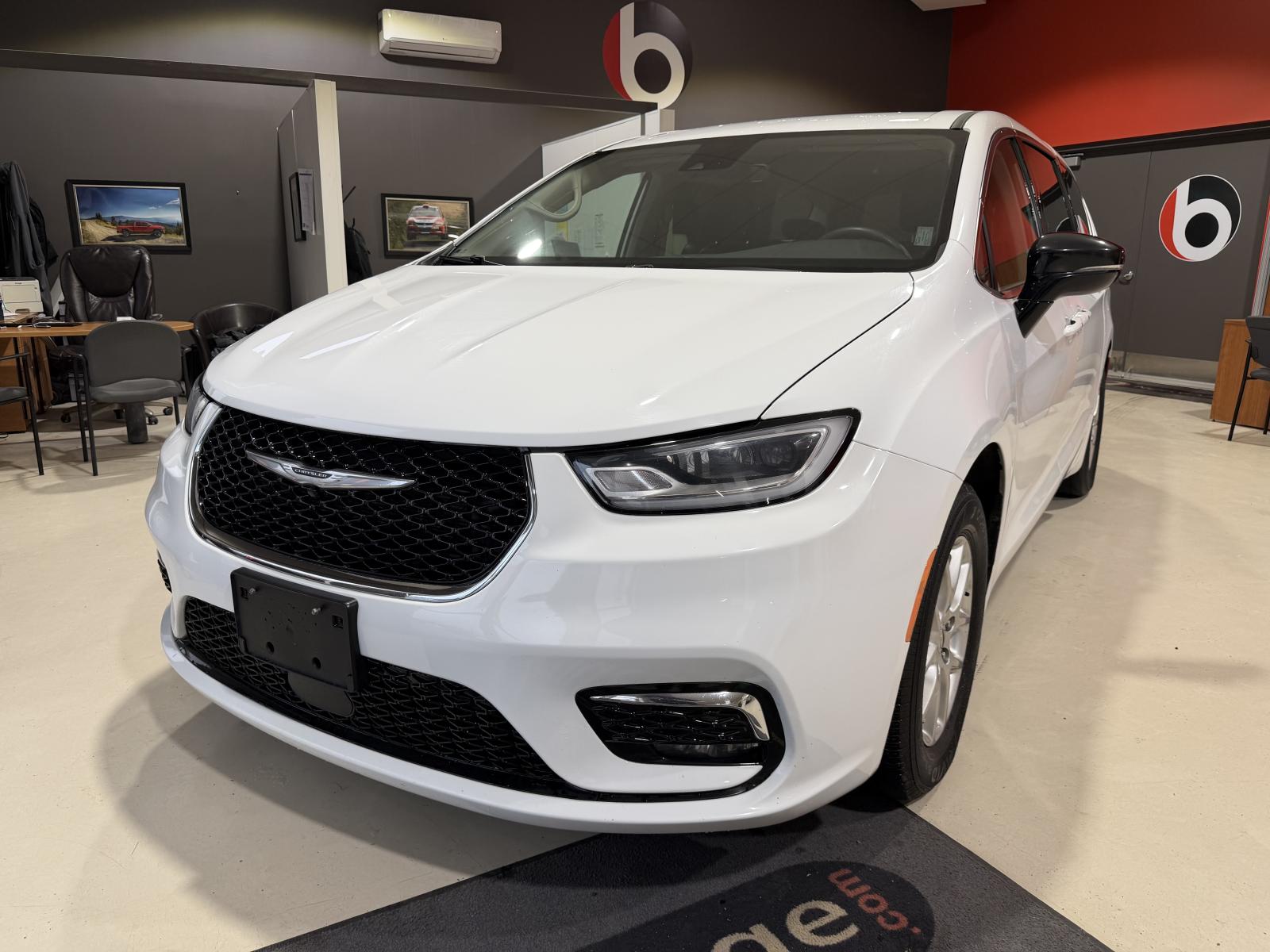 Image 1 Chrysler Pacifica Touring L 2024