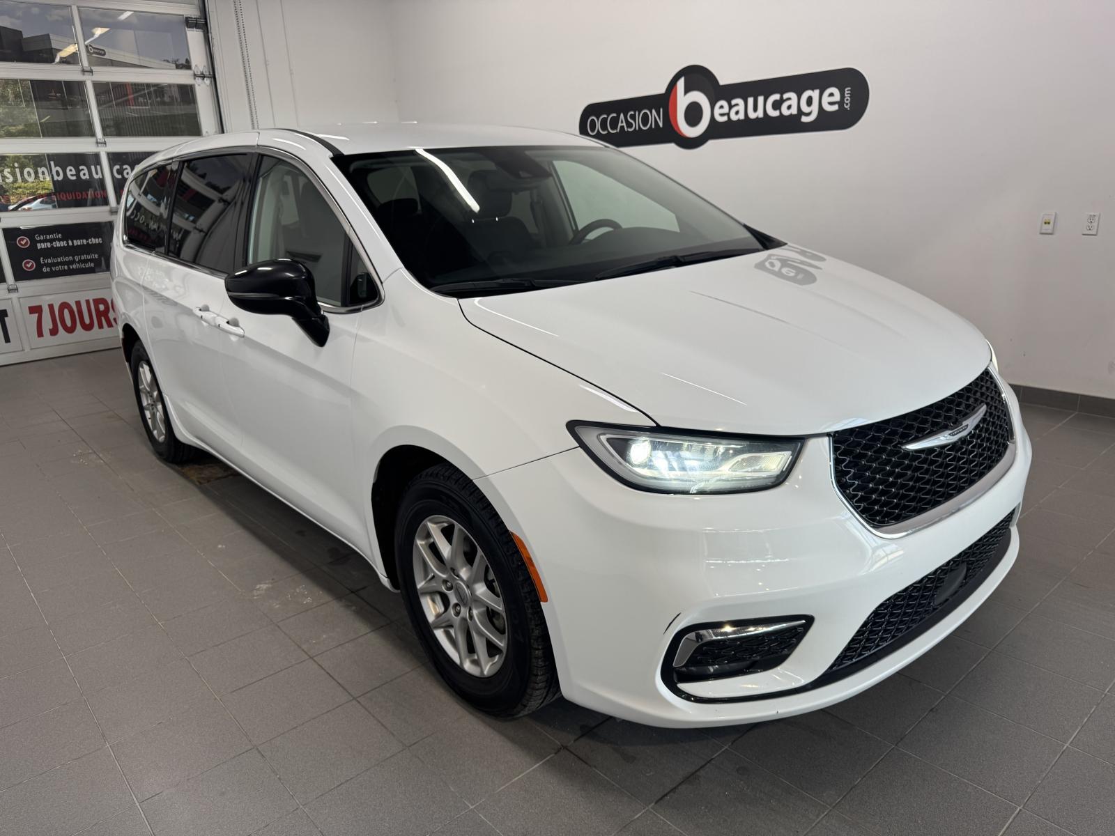 Chrysler Pacifica Touring L 2024 — photo 3