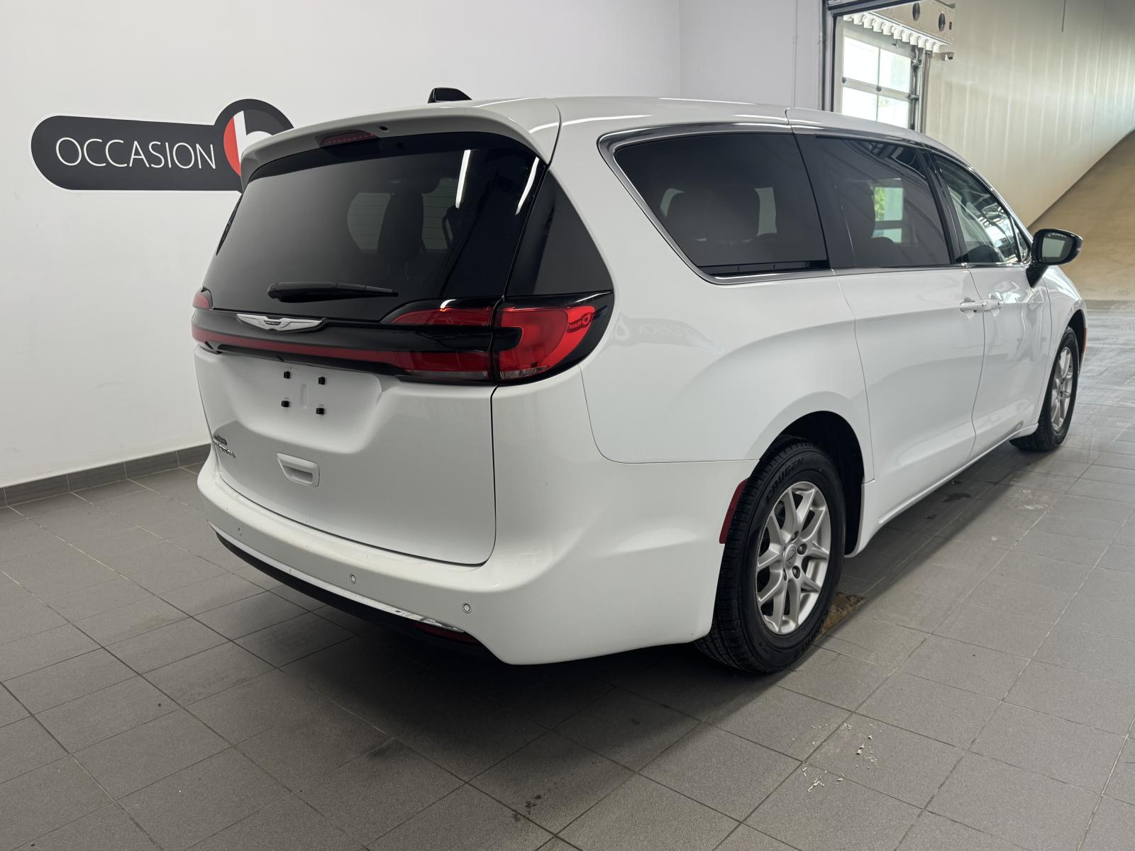 Chrysler Pacifica Touring L 2024 — photo 4