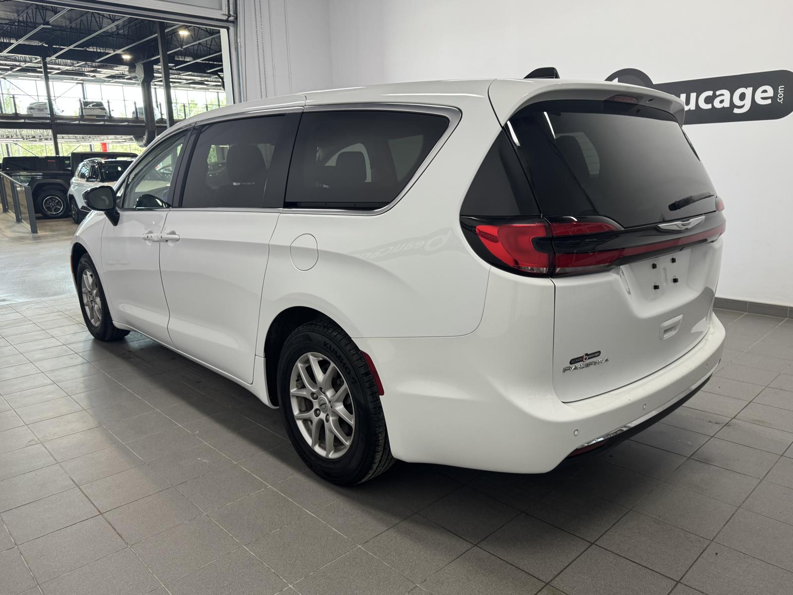 Chrysler Pacifica Touring L 2024 — photo 6