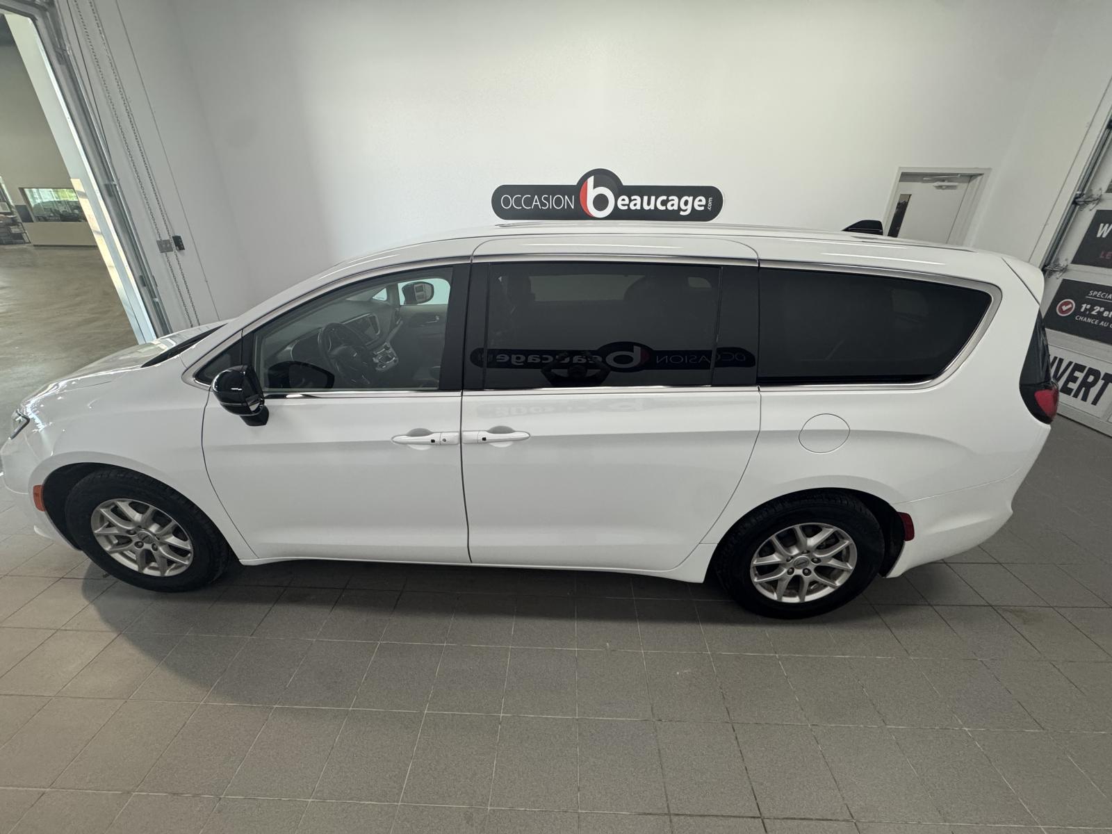 Chrysler Pacifica Touring L 2024 — photo 7
