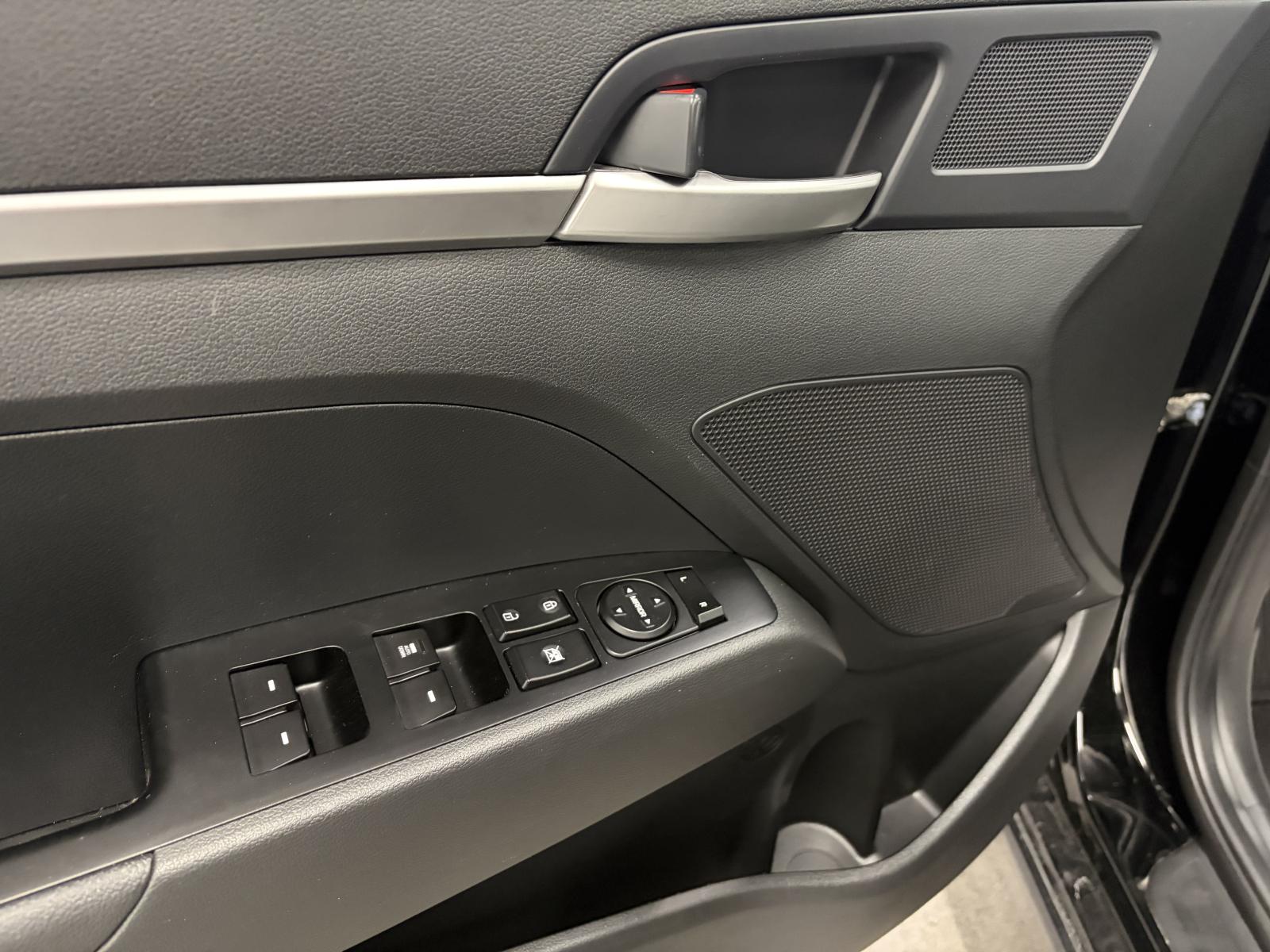 Hyundai Elantra Essential 2020 — photo 8