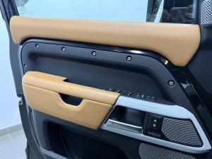 Miniature 14 Land Rover Defender 130 P400 SE 2023