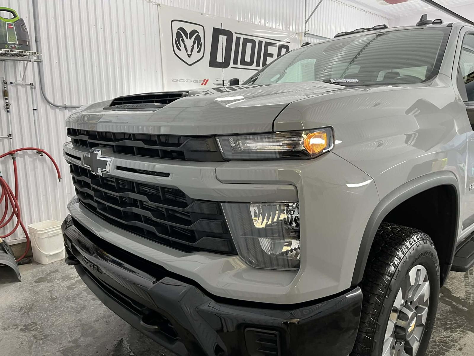 Chevrolet Silverado Custom 2024 — photo 2