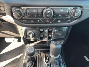 Miniature 19 Jeep Wrangler 4 Door Sahara 2026