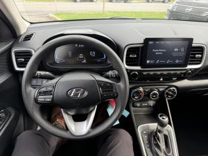 Miniature 18 Hyundai Venue Essential IVT avec couleur deux tons 2023