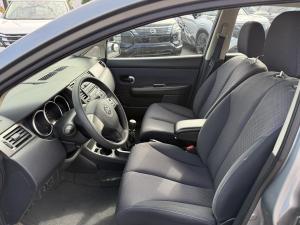 Miniature 8 Nissan Versa Hayon 5 portes I4, boîte manuelle, 1,8 SL 2008