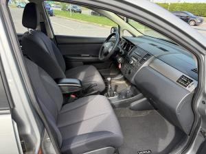 Miniature 9 Nissan Versa Hayon 5 portes I4, boîte manuelle, 1,8 SL 2008