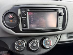 Miniature 11 Toyota Yaris Hayon 5 portes, boîte manuelle, LE 2015