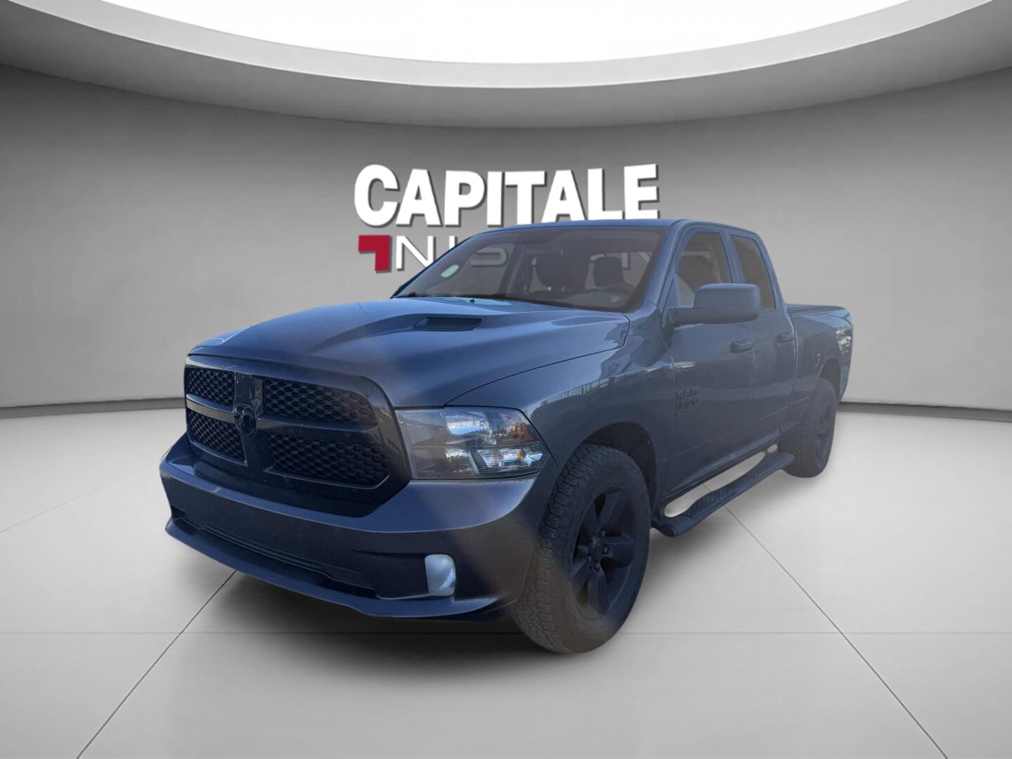 Image 1 RAM 1500 Classic Express Quad Cab 4x4 caisse de 6 pi 4 po 2019