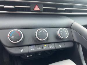 Miniature 18 Hyundai Elantra Essential *CAMERA *CARPLAY *SIÈGES CHAUFFANTS *REGULATEUR VITESSE 2023