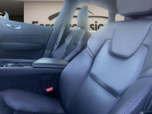 Miniature 8 Volvo XC60 T8 hybride rechargeable Core version foncée TIe 2024