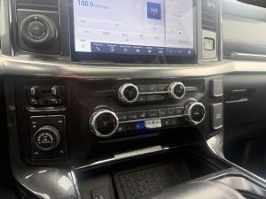 Miniature 17 Ford F-150 LARIAT cabine SuperCrew 4RM caisse de 6,5 pi 2023