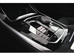 Miniature 12 BMW X5 M60i 2024