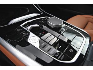 Miniature 12 BMW X5 M60i 2024