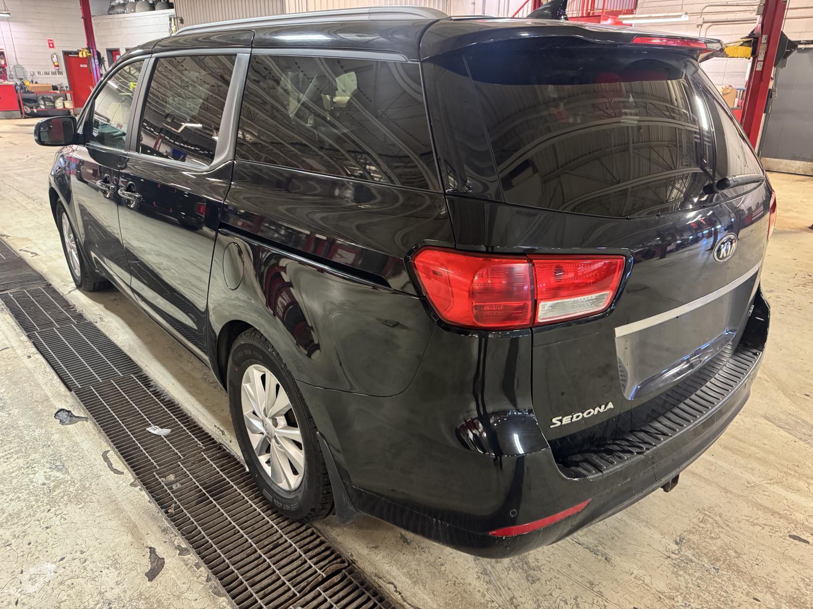 Kia Sedona LX 2018 — photo 2