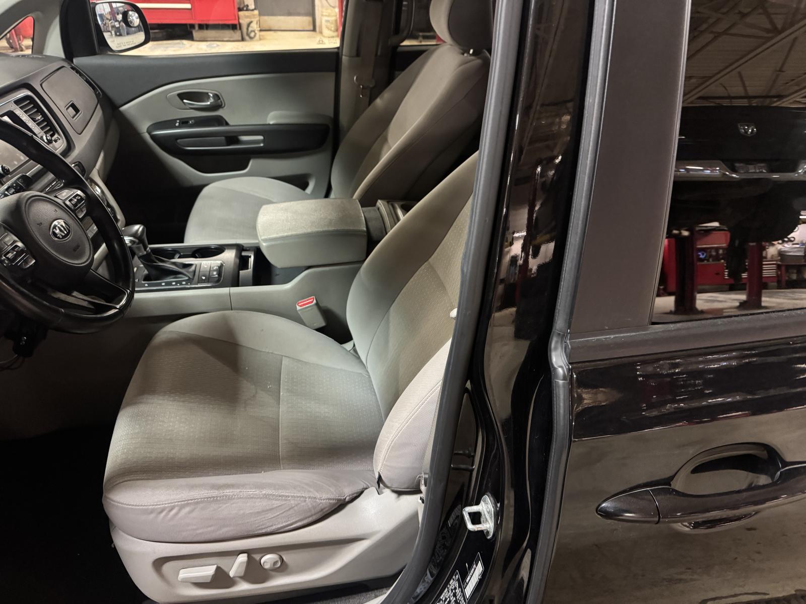 Kia Sedona LX 2018 — photo 6