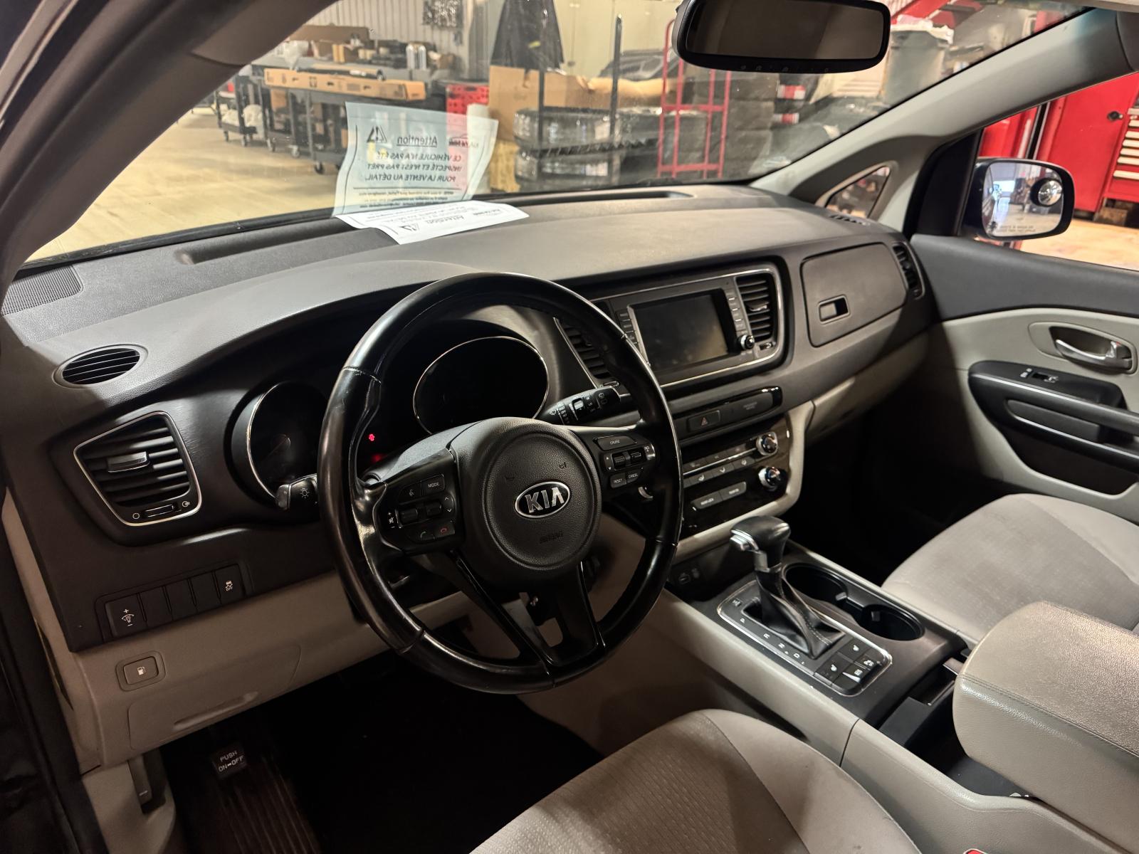 Kia Sedona LX 2018 — photo 7
