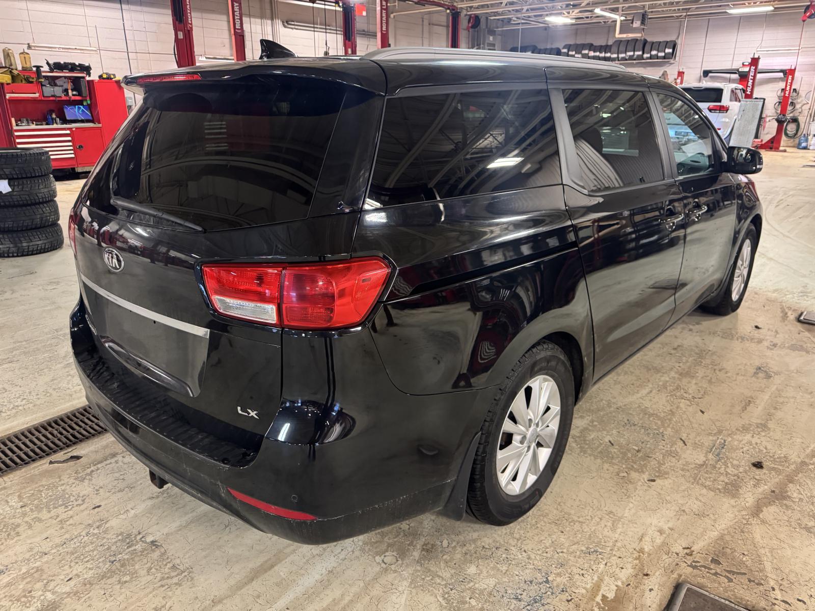 Kia Sedona LX 2018 — photo 4