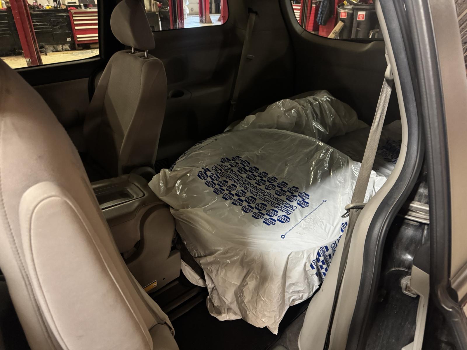 Kia Sedona LX 2018 — photo 8