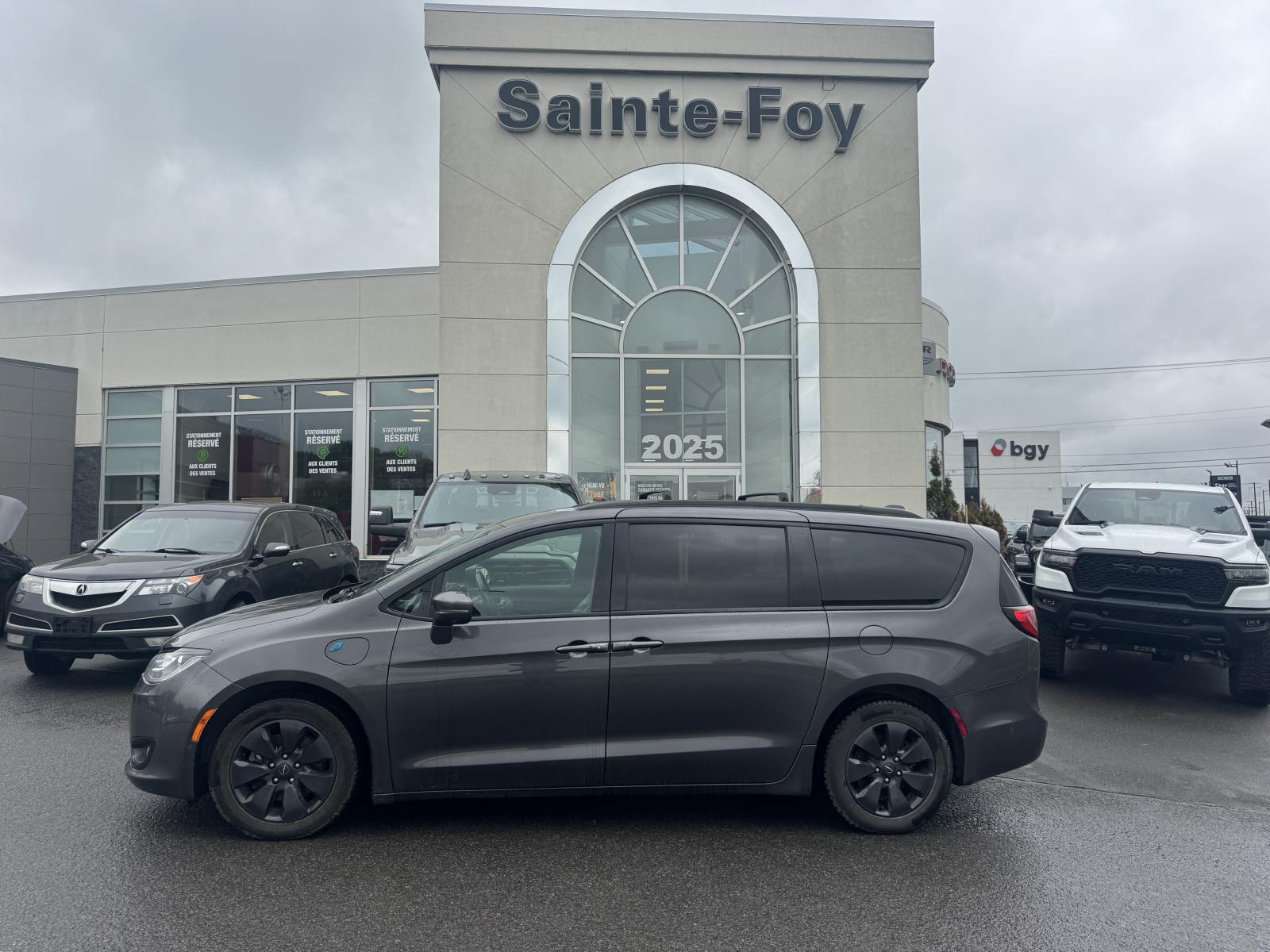 Chrysler Pacifica Hybrid Limited 2020 — photo 2