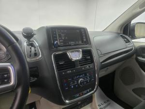 Miniature 20 Chrysler Town &amp; Country Touring 2013