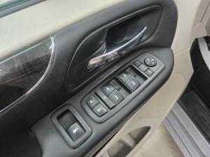 Miniature 17 Chrysler Town &amp; Country Touring 2013