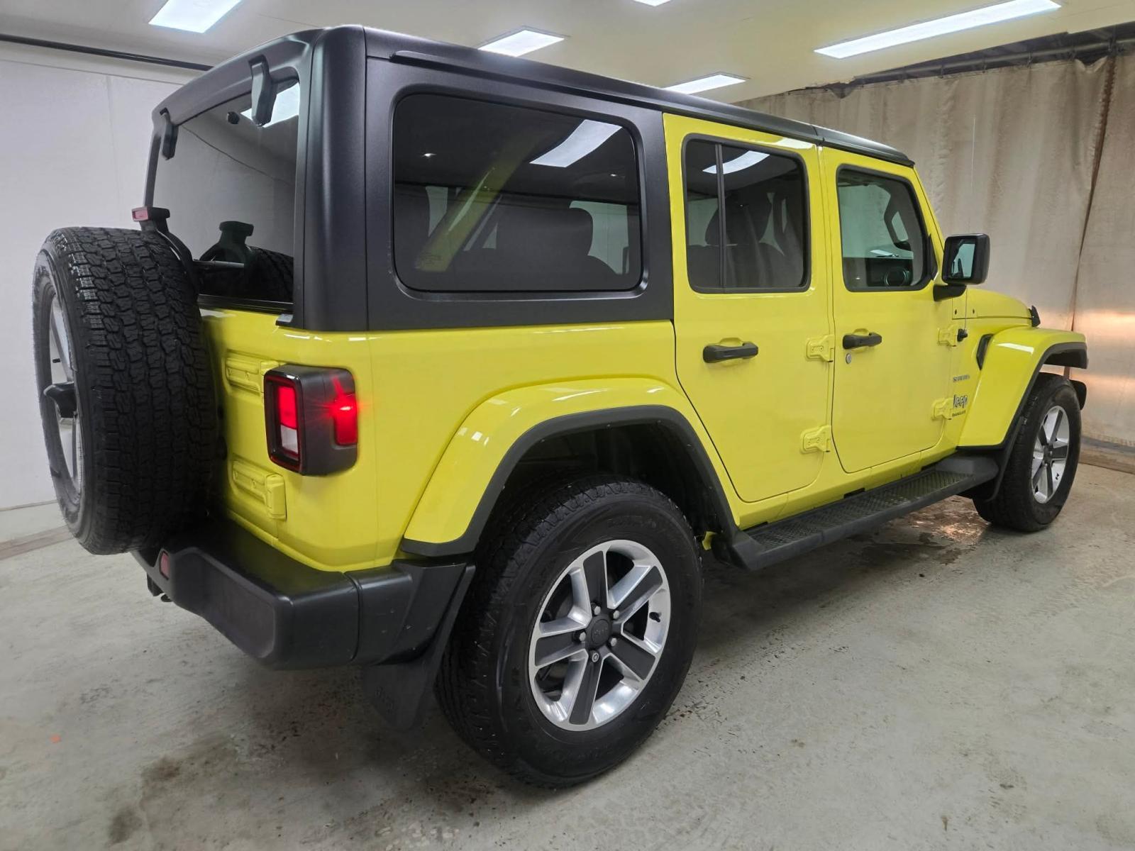 Jeep Wrangler Sahara 2023 — photo 6