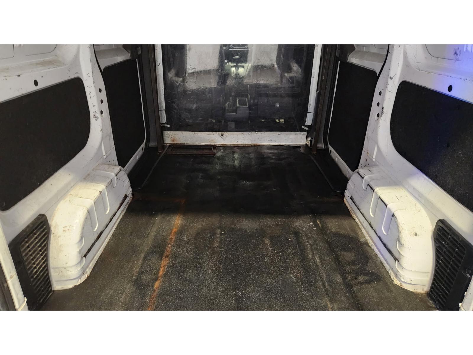 Nissan NV SV 2019 — photo 8