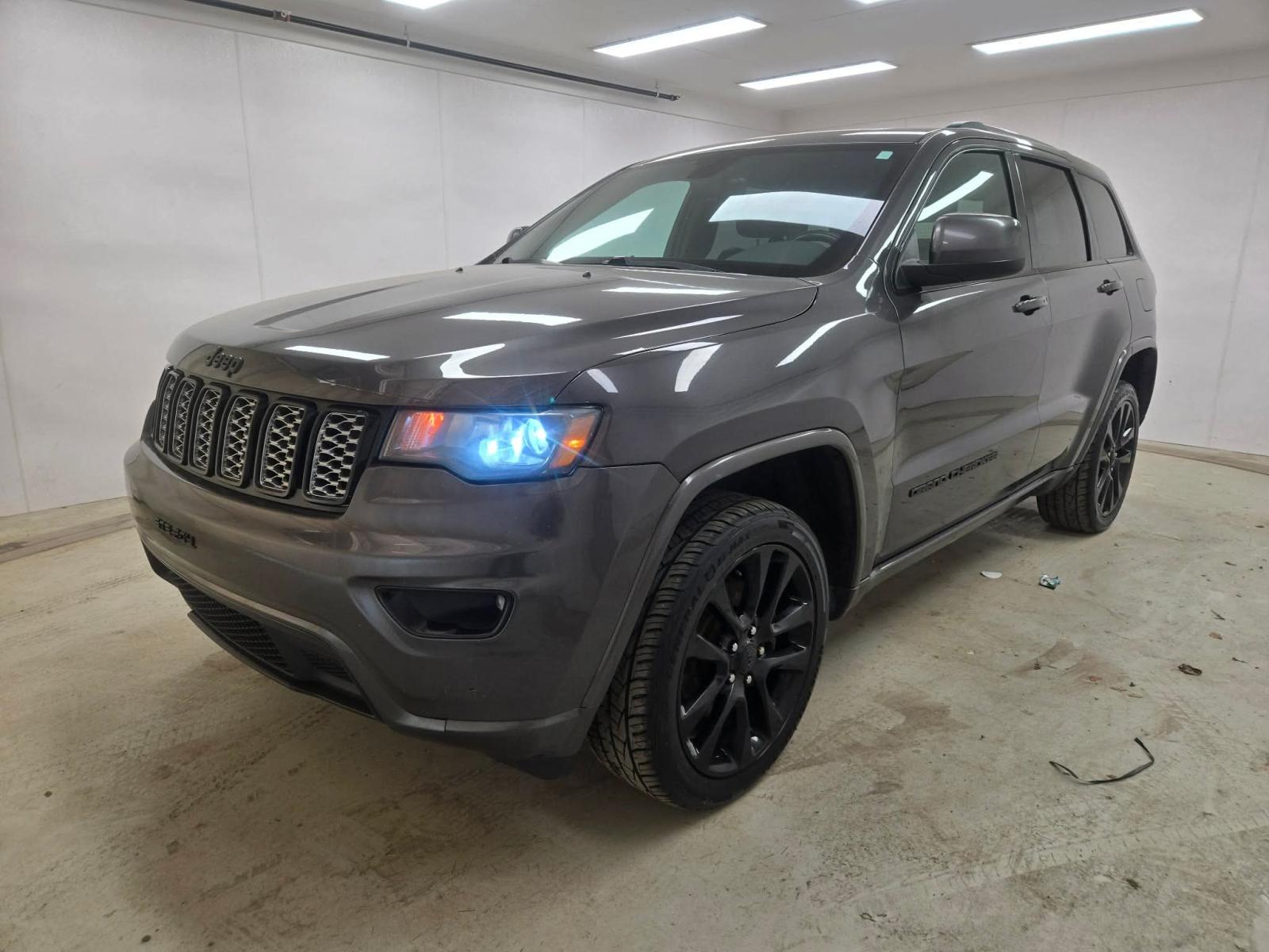 Gray 2018 Jeep Grand Cherokee Altitude 4WD SUV / Crossover Four-Wheel Drive Automatic