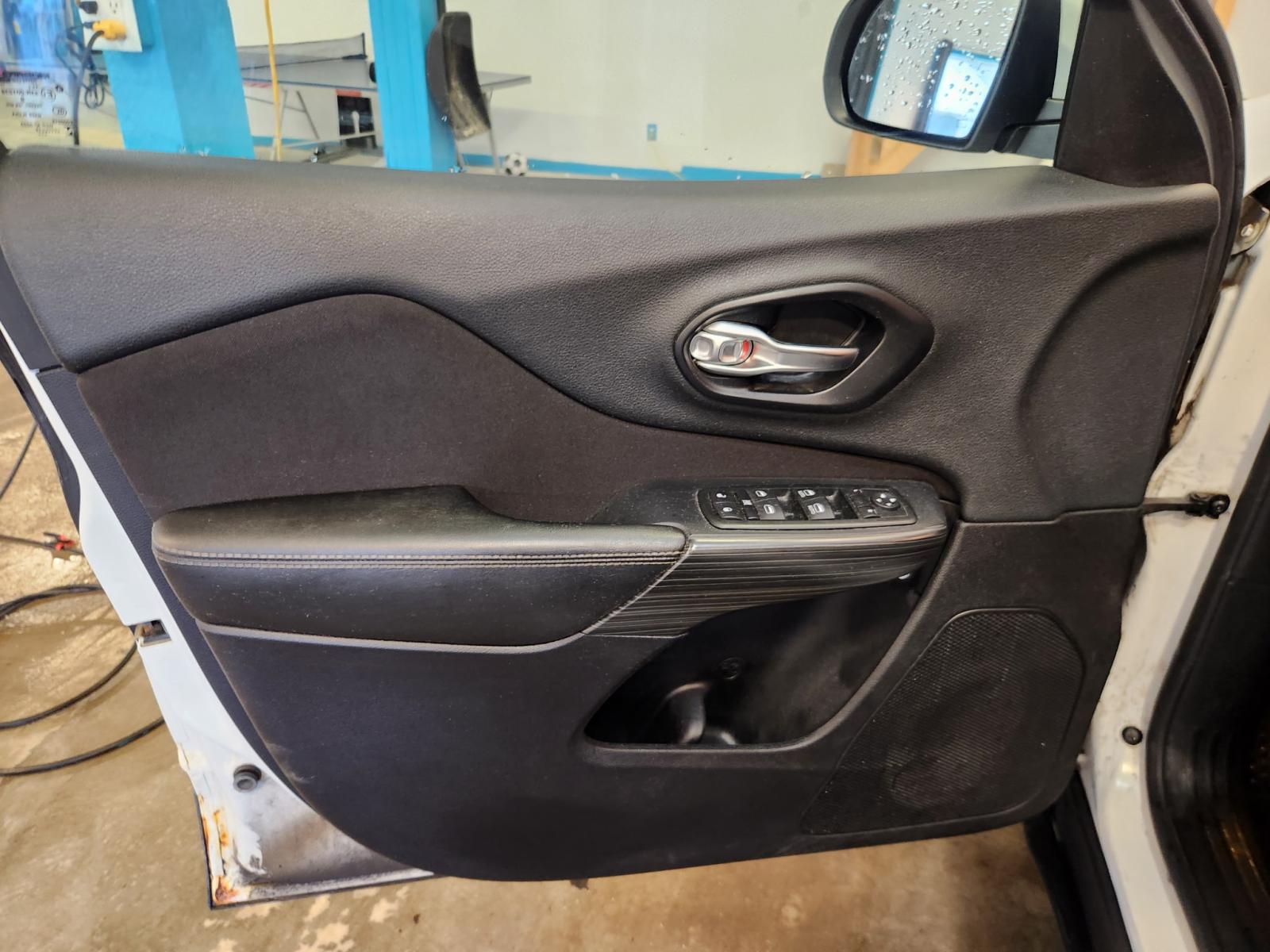 Jeep Cherokee North 2015 — photo 8