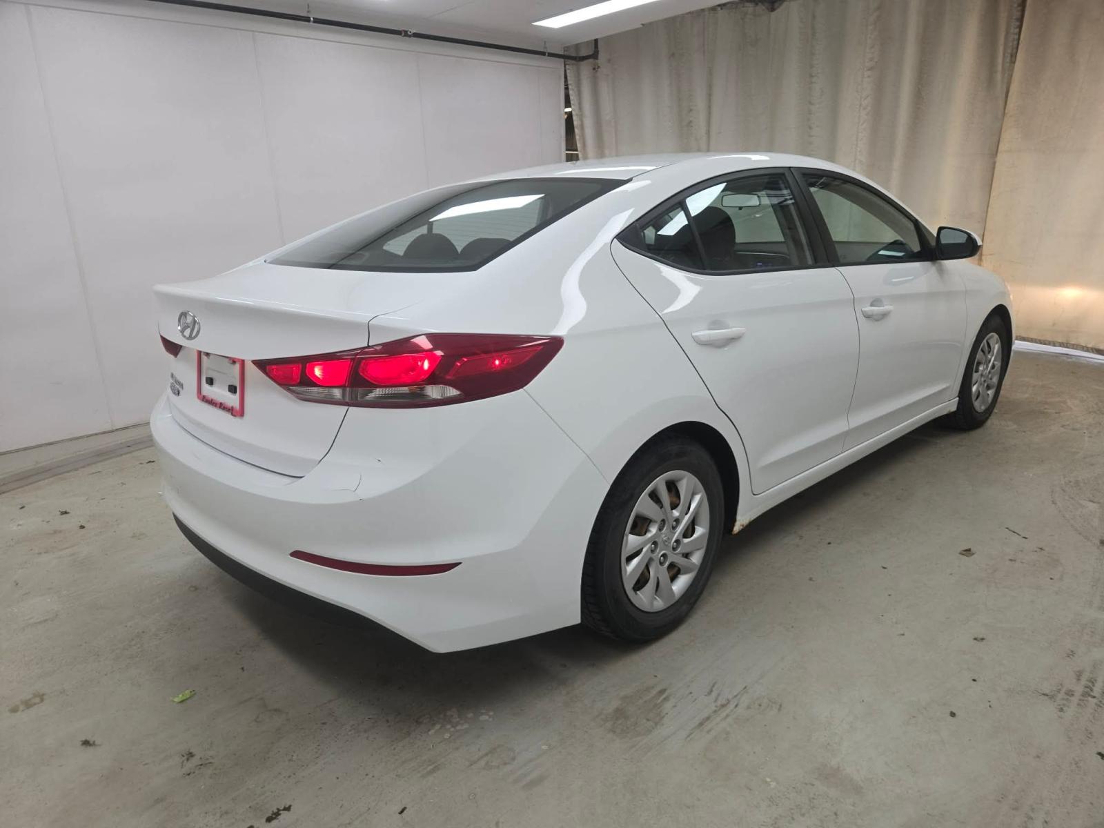 Hyundai Elantra LE 2017 — photo 4