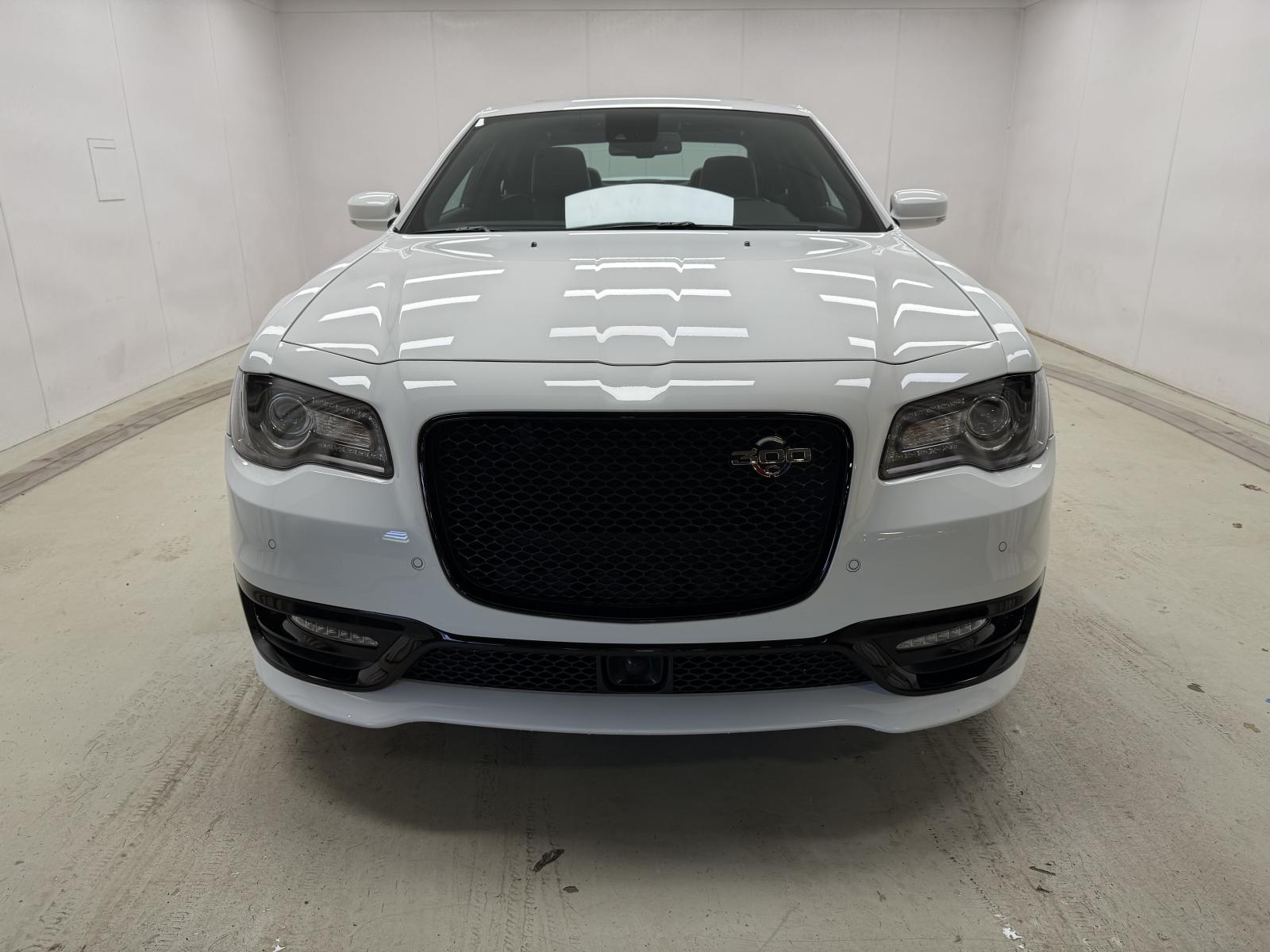 Chrysler 300C C 2023 — photo 2