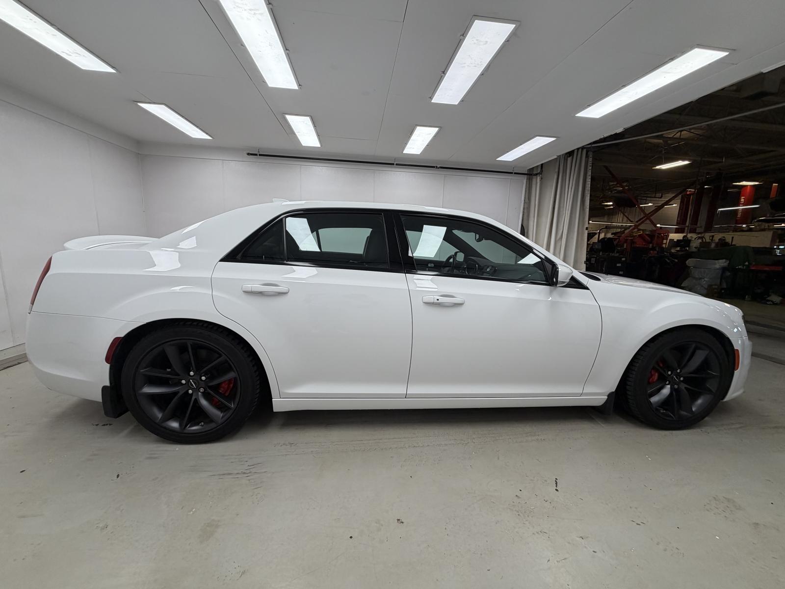 Chrysler 300C C 2023 — photo 4