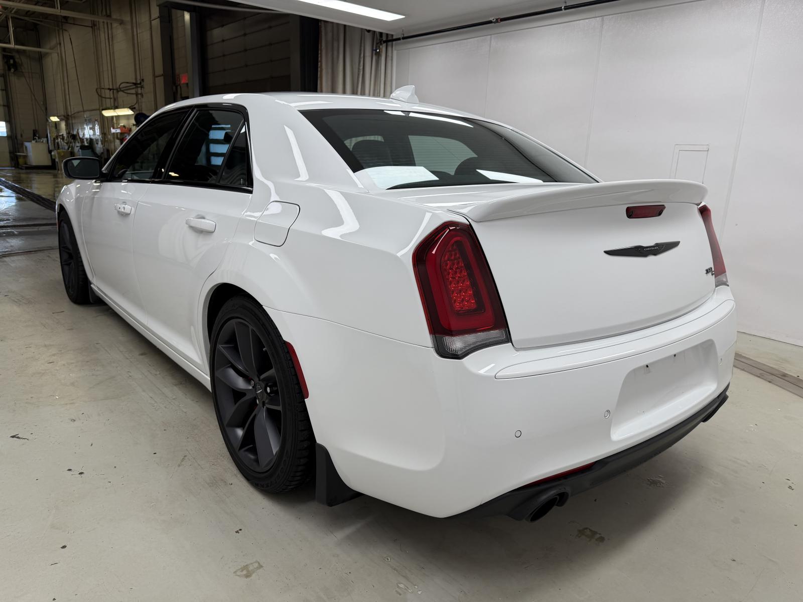 Chrysler 300C C 2023 — photo 7