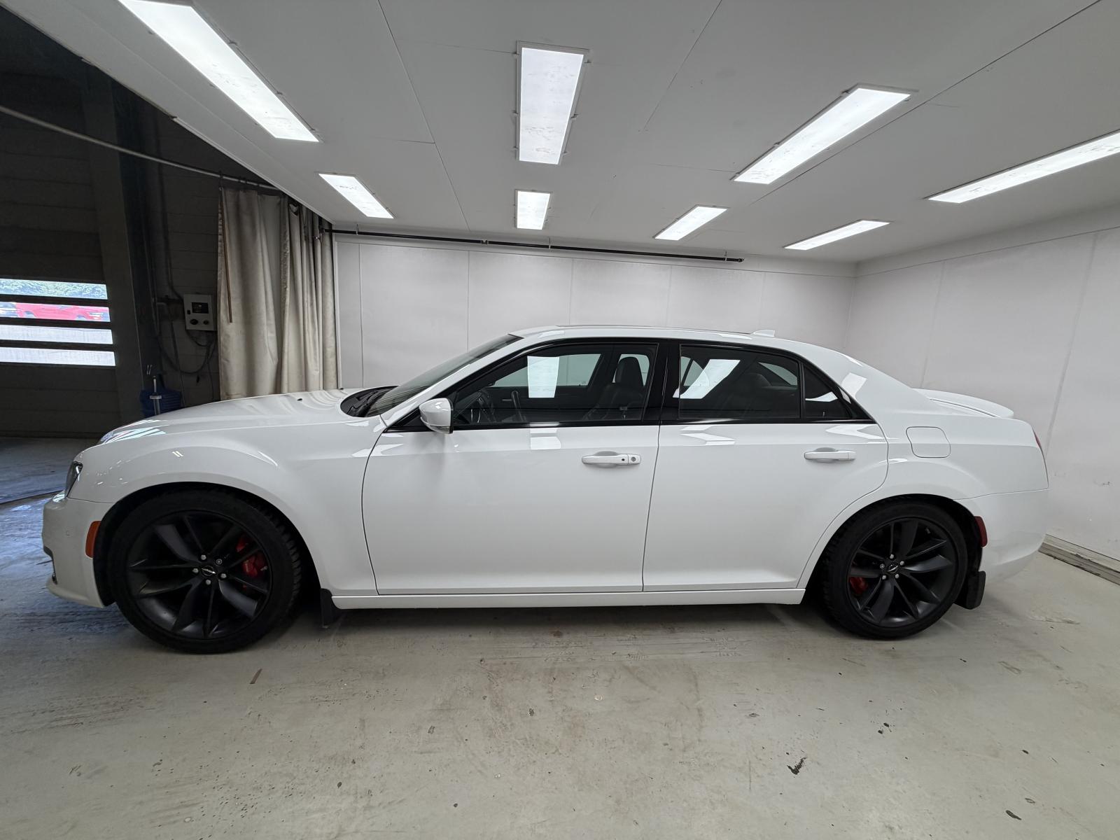 Chrysler 300C C 2023 — photo 8