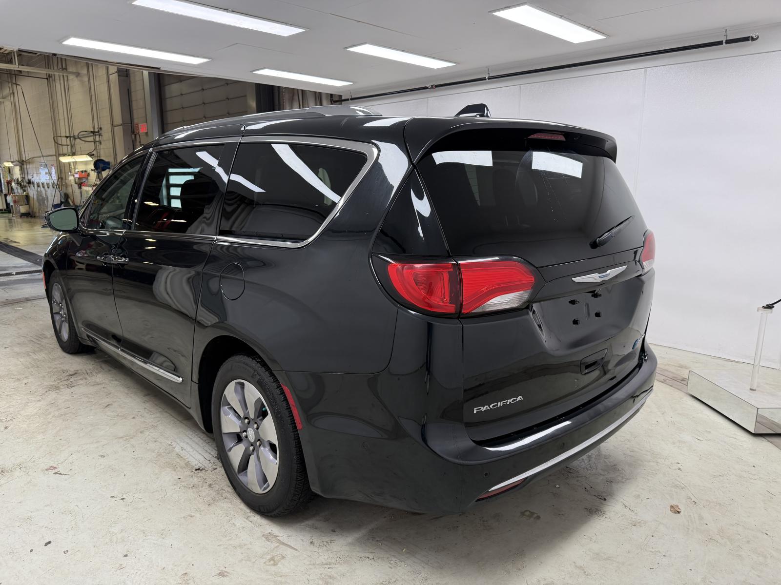 Chrysler Pacifica Hybrid Limited 2019 — photo 3