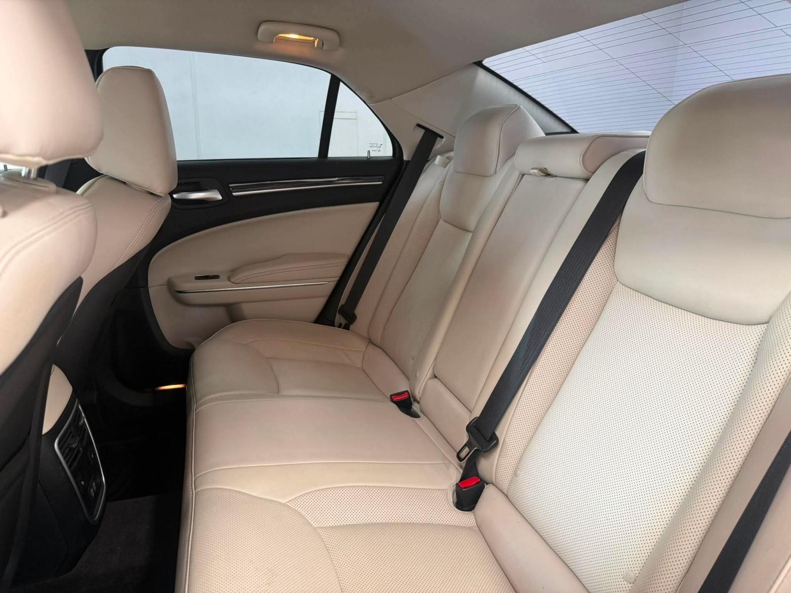 Chrysler 300 C 2017 — photo 8